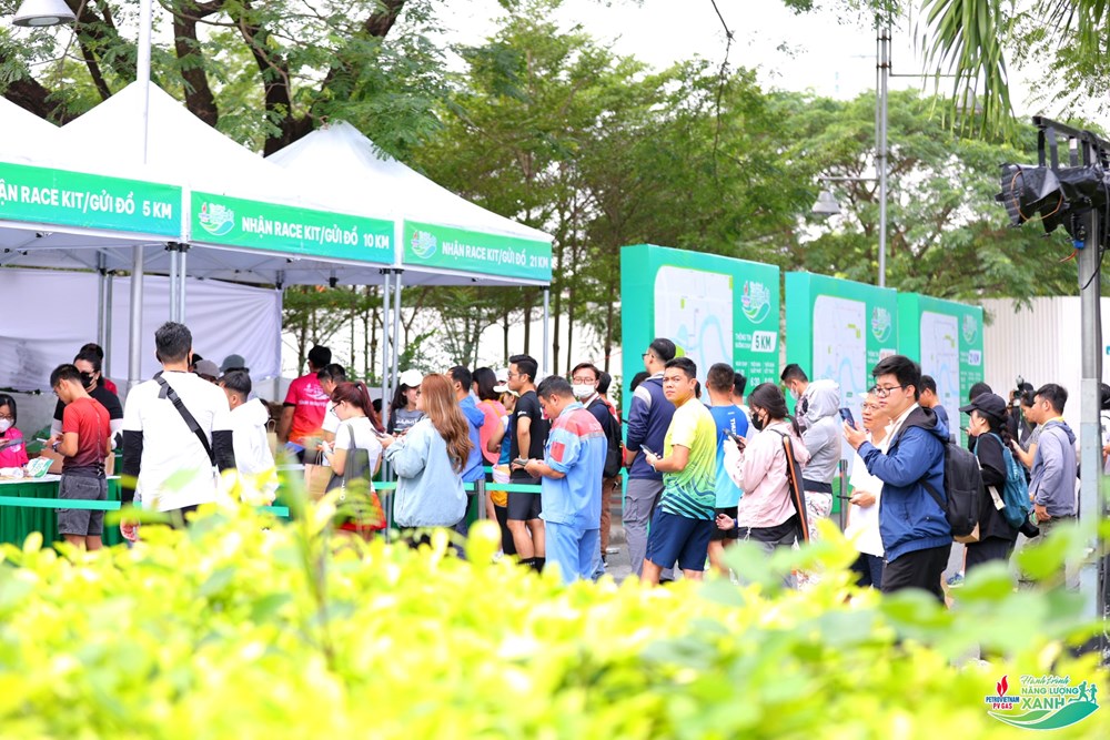 Hơn 2.000 runner tham gia nhận Bib ngày đầu năm mới 2025 - ảnh 1