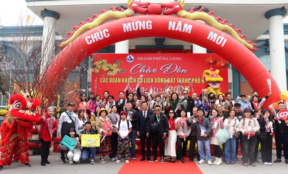 Chủ tịch tỉnh Quảng Ninh chào đón những vị khách đầu tiên xông đất - ảnh 3