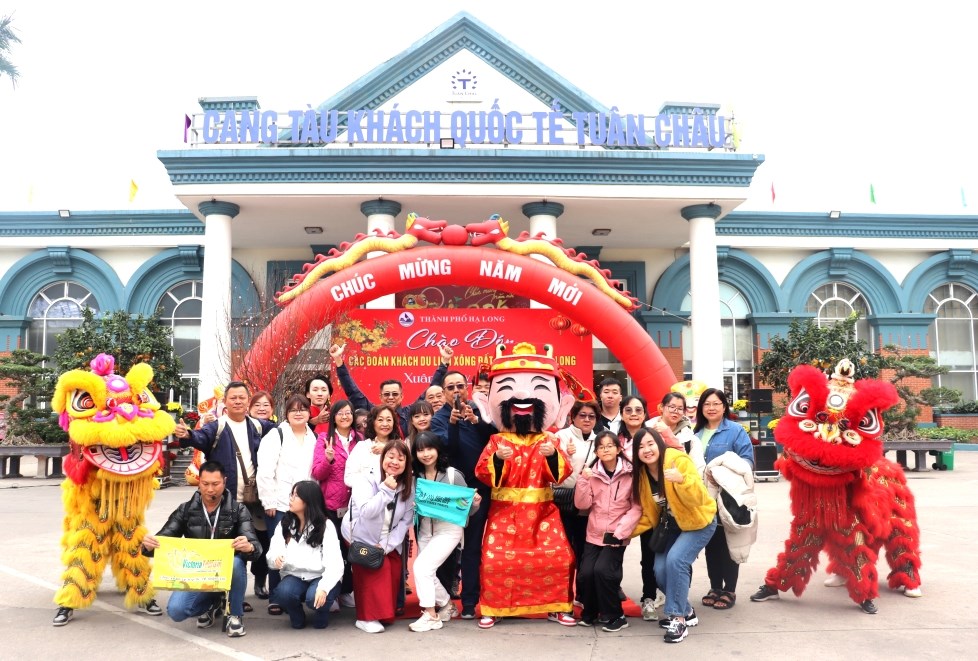 Chủ tịch tỉnh Quảng Ninh chào đón những vị khách đầu tiên xông đất - ảnh 2