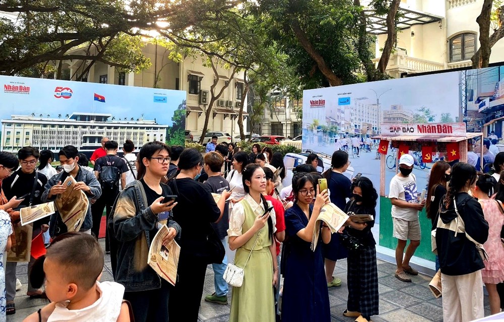 Người dân xếp hàng dài đón nhận phụ san đặc biệt của Báo Nhân Dân - ảnh 10