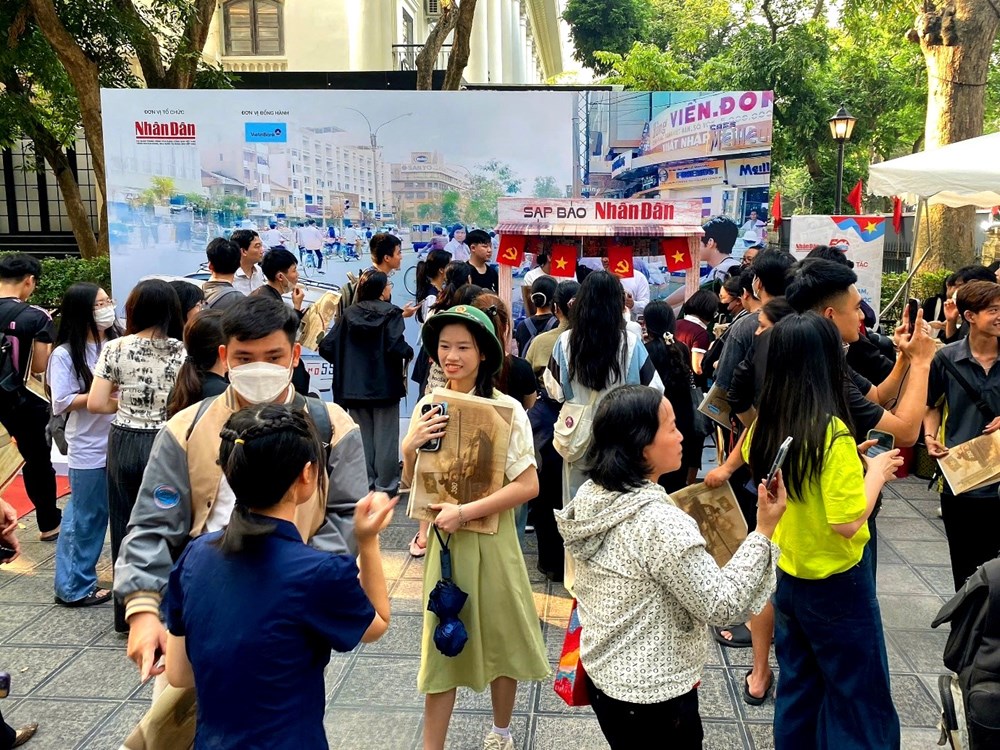 Người dân xếp hàng dài đón nhận phụ san đặc biệt của Báo Nhân Dân - ảnh 3
