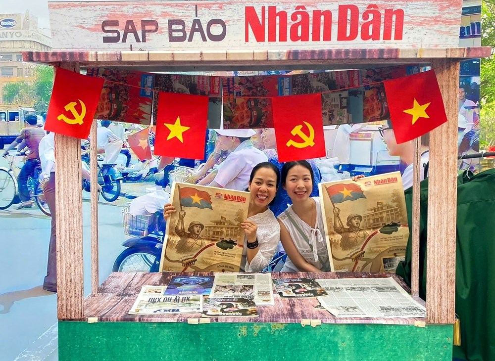 Người dân xếp hàng dài đón nhận phụ san đặc biệt của Báo Nhân Dân - ảnh 7