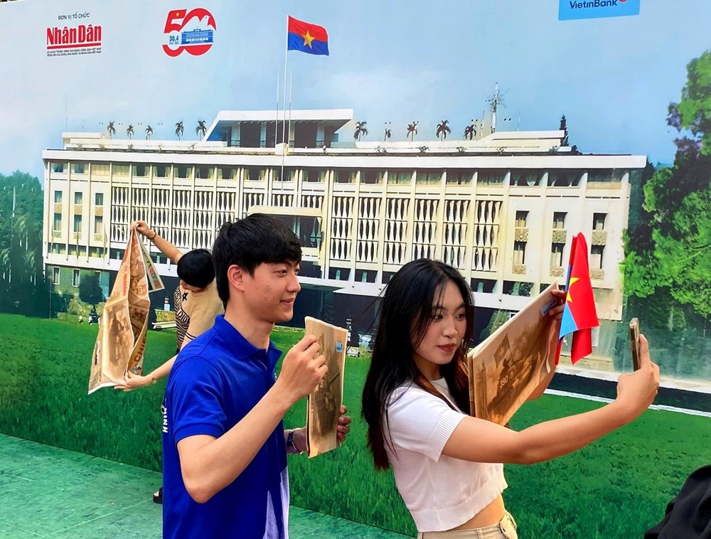 Người dân xếp hàng dài đón nhận phụ san đặc biệt của Báo Nhân Dân - ảnh 8
