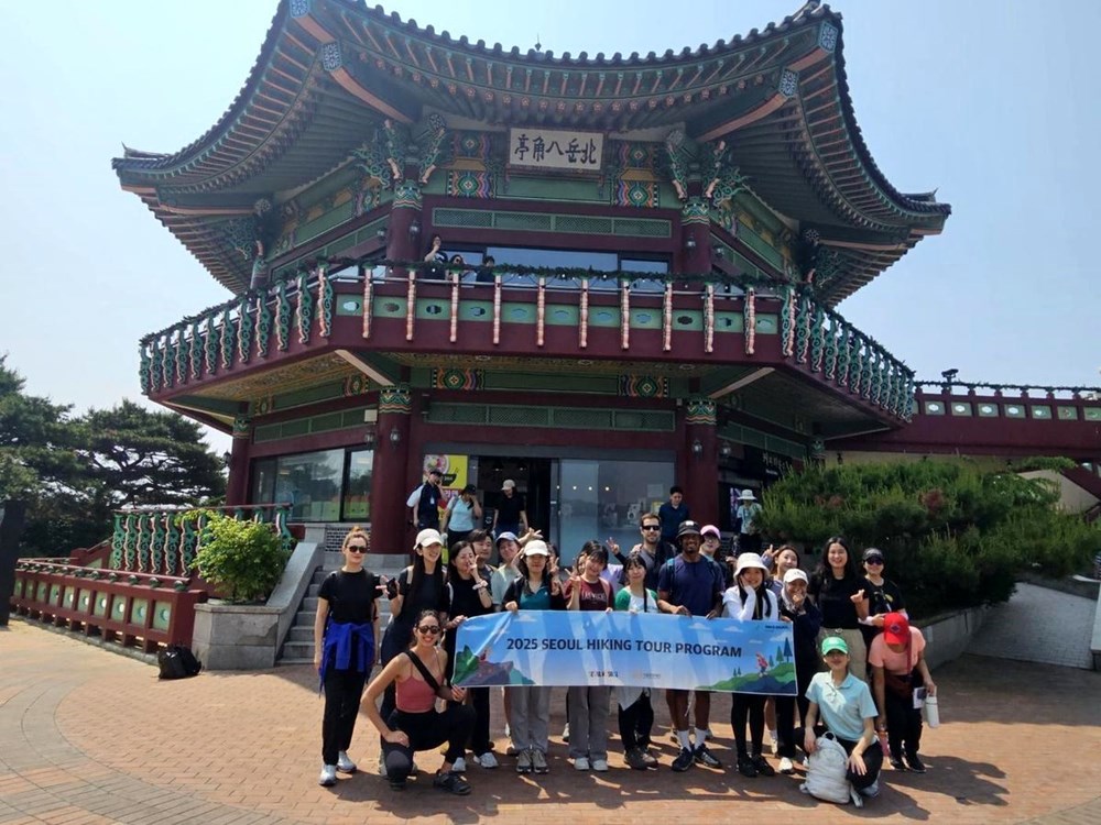 K-hiking: Xu hướng leo núi đô thị lên ngôi ở Hàn Quốc - ảnh 1