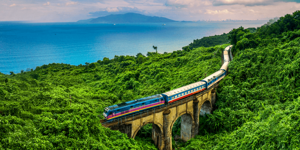Tuyến tàu Thống Nhất Bắc - Nam dẫn đầu 24 hành trình tàu hỏa ấn tượng nhất thế giới - ảnh 1