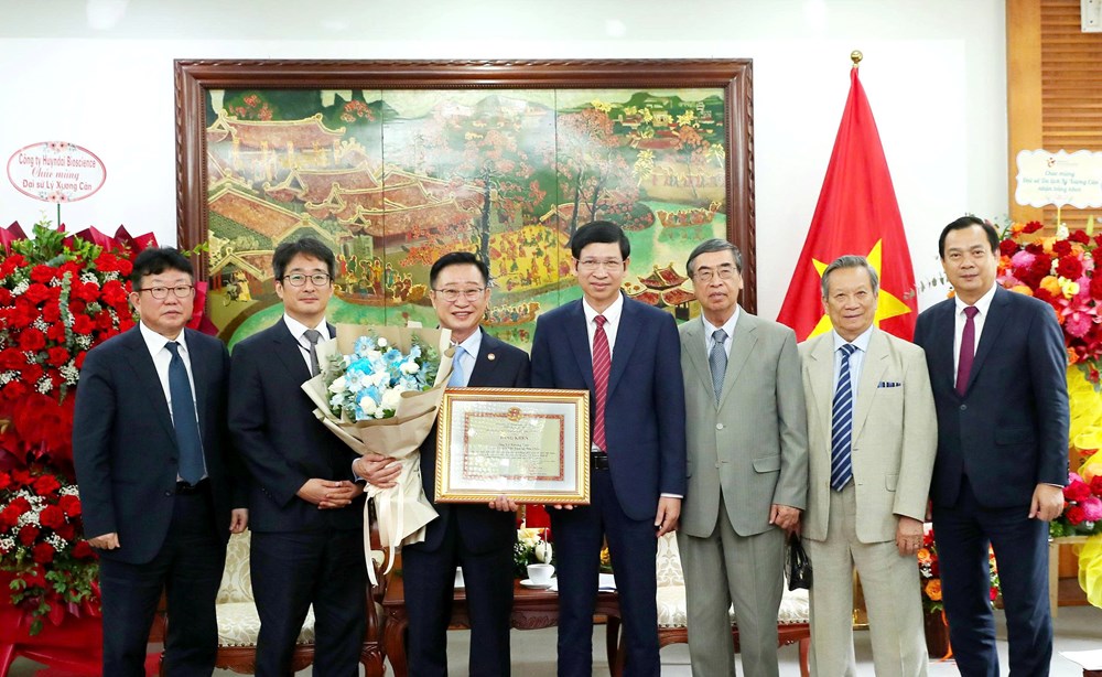 Trao tặng Bằng khen cho Đại sứ du lịch Lý Xương Căn - ảnh 8