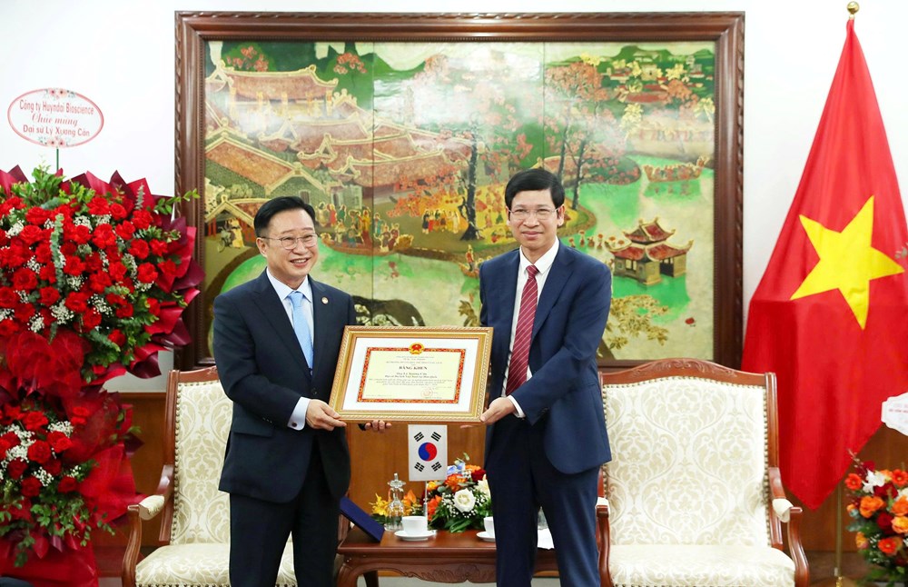 Trao tặng Bằng khen cho Đại sứ du lịch Lý Xương Căn - ảnh 2