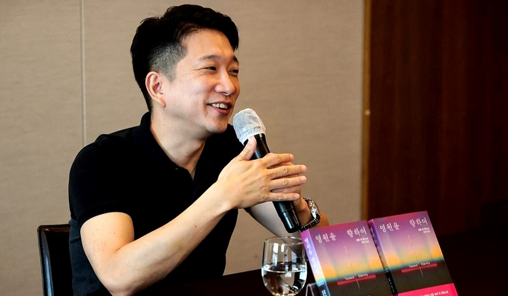 Anton Hur ra mắt tiểu thuyết viễn tưởng “Hướng tới vĩnh hằng” - ảnh 1