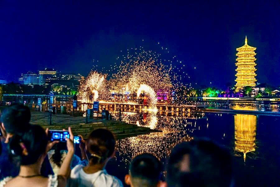 Trung Quốc: Du lịch đêm bỗng nhiên sôi động trong mùa nắng nóng - ảnh 2