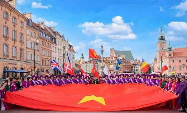 Từ châu Âu, phụ nữ Việt lan tỏa tinh thần 80 năm Quốc khánh - ảnh 2