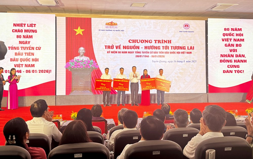 Quốc hội tổ chức chương trình “Trở về nguồn - hướng tới tương lai” - ảnh 8