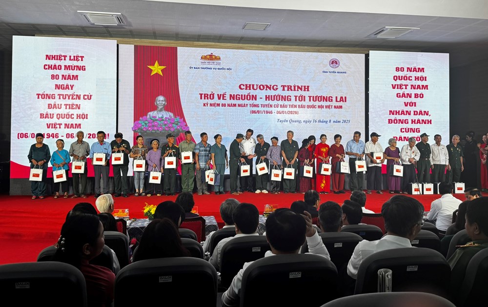 Quốc hội tổ chức chương trình “Trở về nguồn - hướng tới tương lai” - ảnh 10