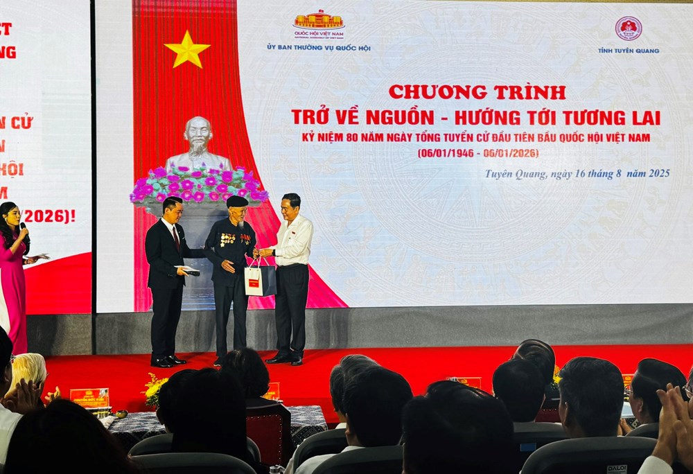 Quốc hội tổ chức chương trình “Trở về nguồn - hướng tới tương lai” - ảnh 9