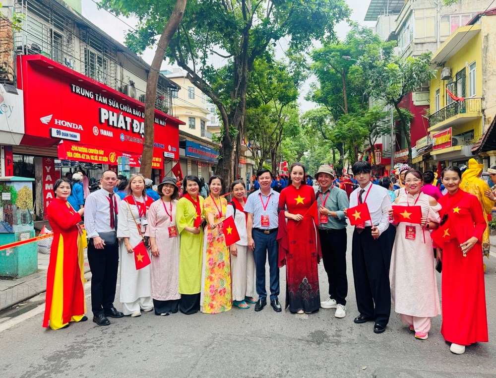 Các ca sĩ Đen Vâu, Hoàng Thùy Linh, Tăng Duy Tân… tham gia diễu hành Đại lễ A80 - ảnh 3