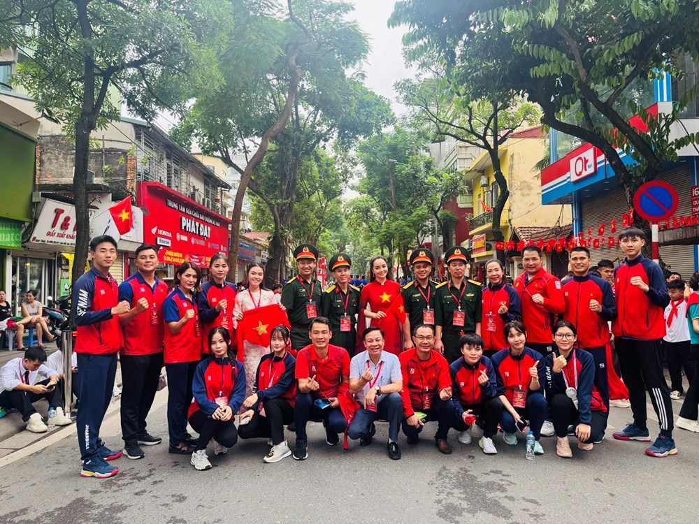 Các ca sĩ Đen Vâu, Hoàng Thùy Linh, Tăng Duy Tân… tham gia diễu hành Đại lễ A80 - ảnh 2