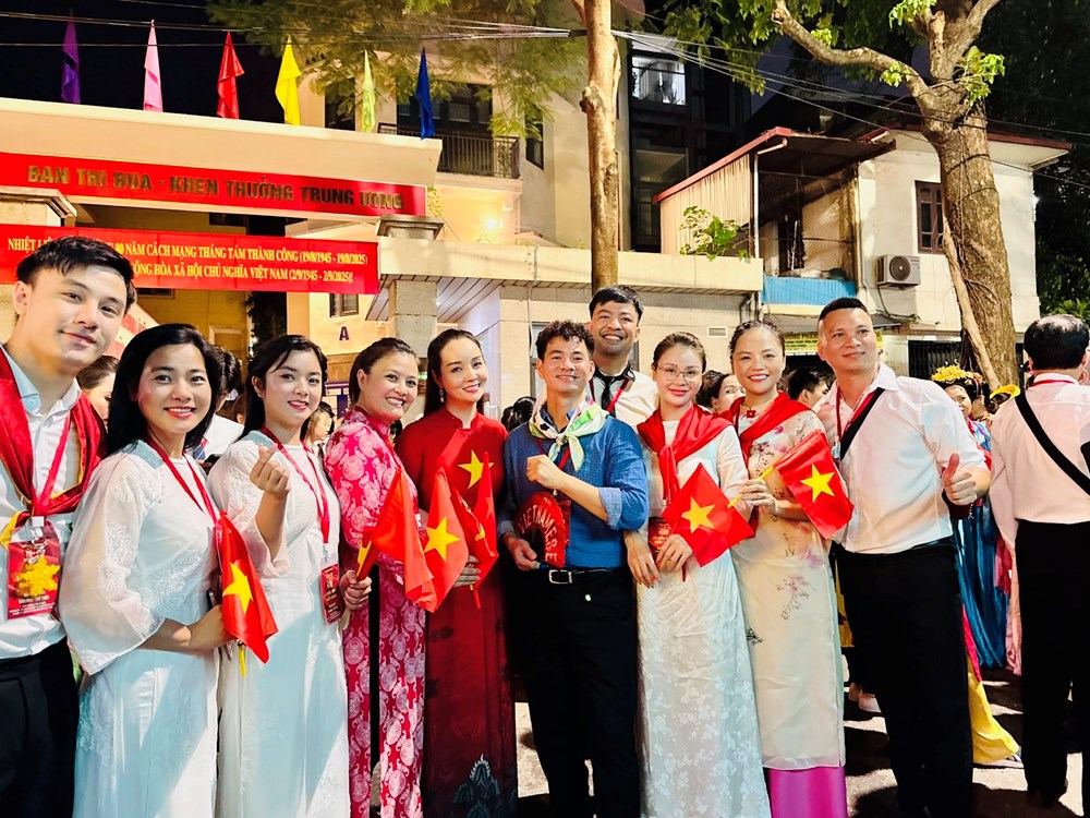 Các ca sĩ Đen Vâu, Hoàng Thùy Linh, Tăng Duy Tân… tham gia diễu hành Đại lễ A80 - ảnh 1