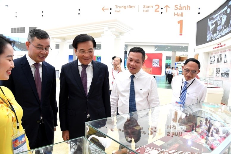 Hơn 90 con dấu kể câu chuyện 80 năm dựng xây và phát triển đất nước - ảnh 2
