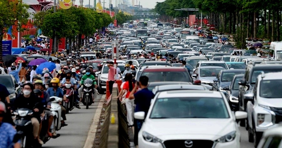 Kiên quyết xử lý vi phạm an toàn giao thông khu vực Triển lãm ở Đông Anh - ảnh 1