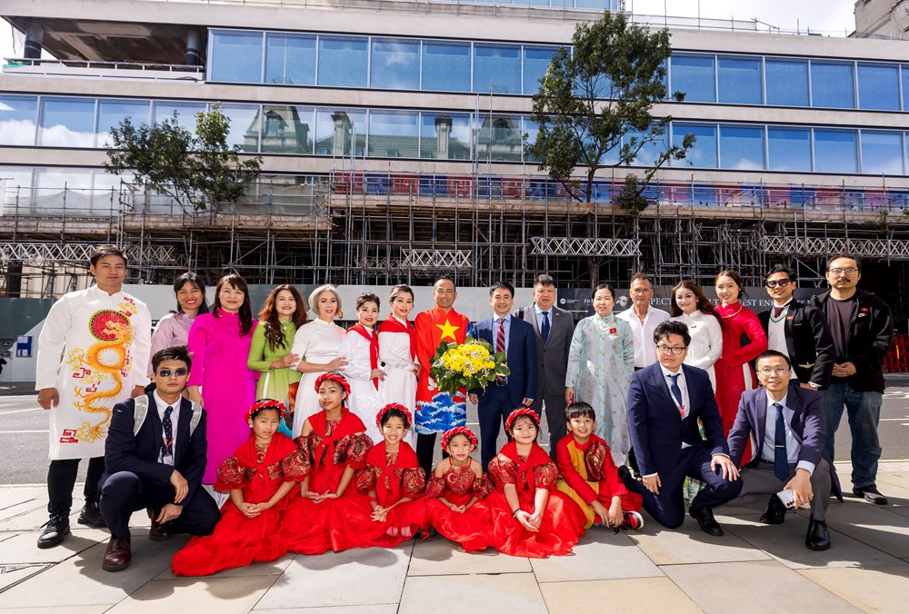“Việt phục bộ hành London” - Tổ quốc trong tim, dù đi xa vạn dặm - ảnh 5