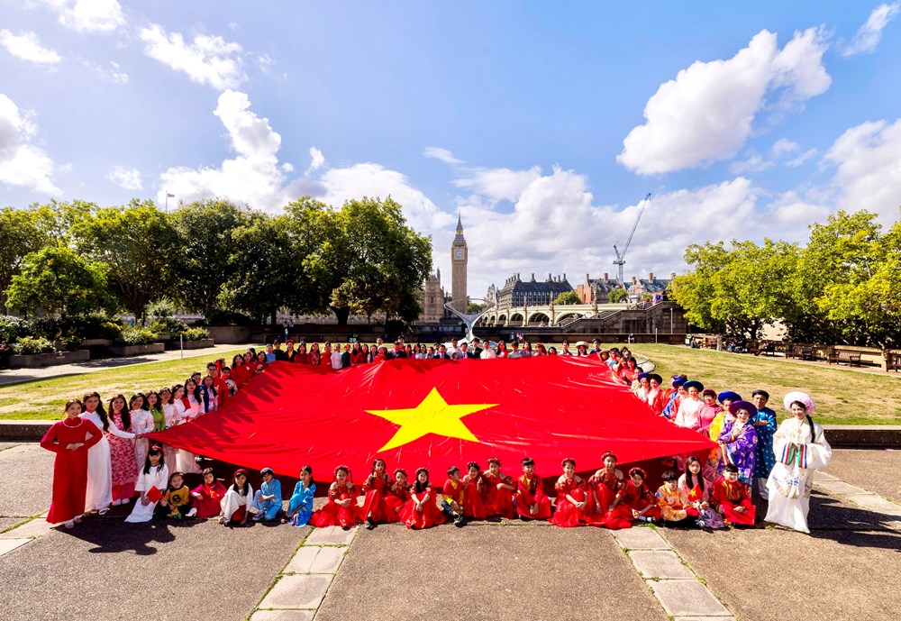 “Việt phục bộ hành London” - Tổ quốc trong tim, dù đi xa vạn dặm - ảnh 1