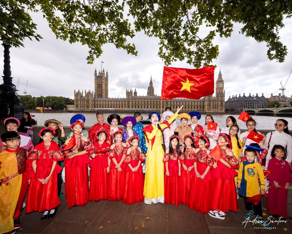 “Việt phục bộ hành London” - Tổ quốc trong tim, dù đi xa vạn dặm - ảnh 3