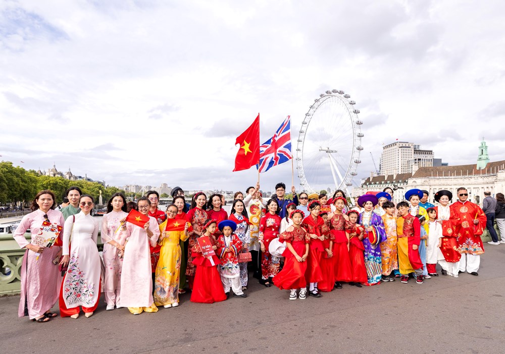 “Việt phục bộ hành London” - Tổ quốc trong tim, dù đi xa vạn dặm - ảnh 2