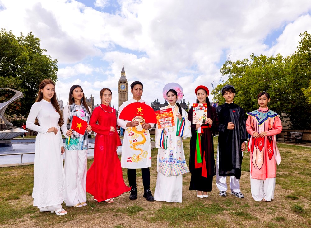 “Việt phục bộ hành London” - Tổ quốc trong tim, dù đi xa vạn dặm - ảnh 4