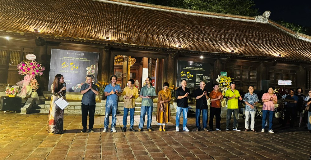 Khi hội họa và hương trầm hòa quyện trong không gian Văn Miếu - ảnh 3