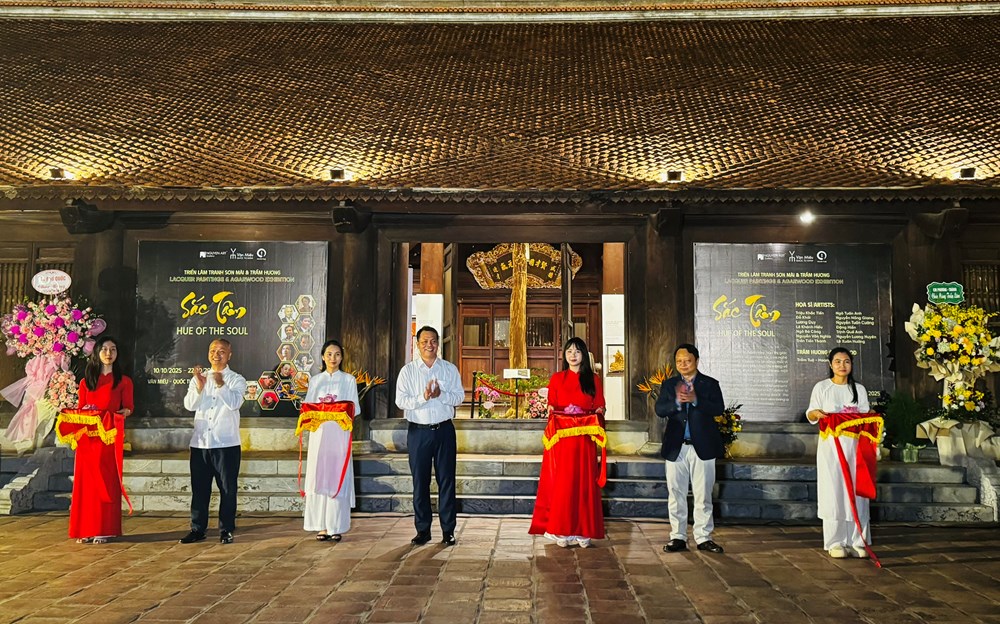 Khi hội họa và hương trầm hòa quyện trong không gian Văn Miếu - ảnh 1
