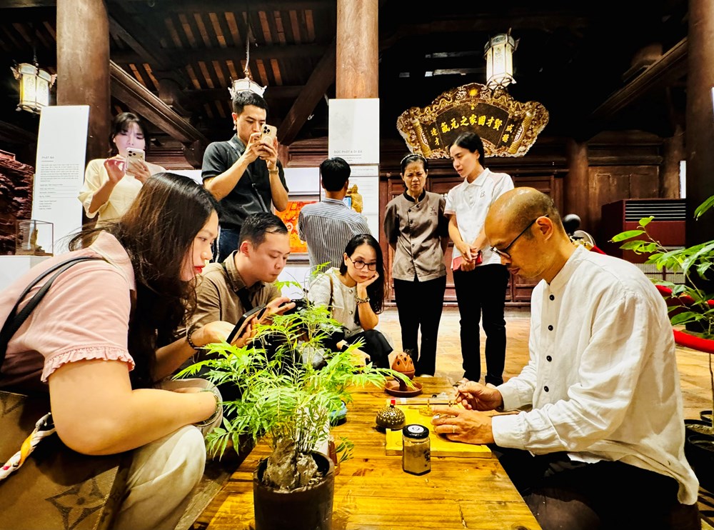 Khi hội họa và hương trầm hòa quyện trong không gian Văn Miếu - ảnh 6