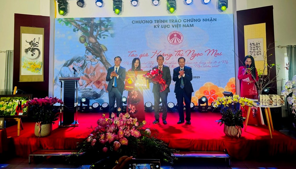 Ra mắt tập thơ “Mẹ ơi, con nhớ mẹ” - ảnh 4