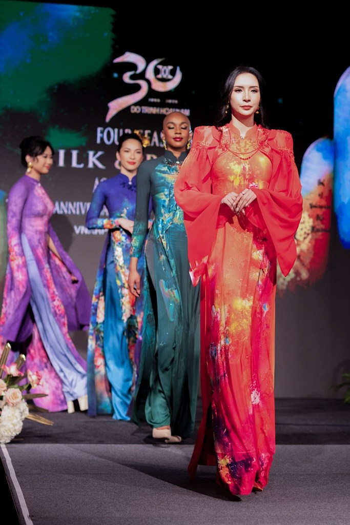 BST Áo dài “Tinh hoa lụa Việt” tỏa sáng tại Taste of Vietnam x VNARP 10 Years - ảnh 4