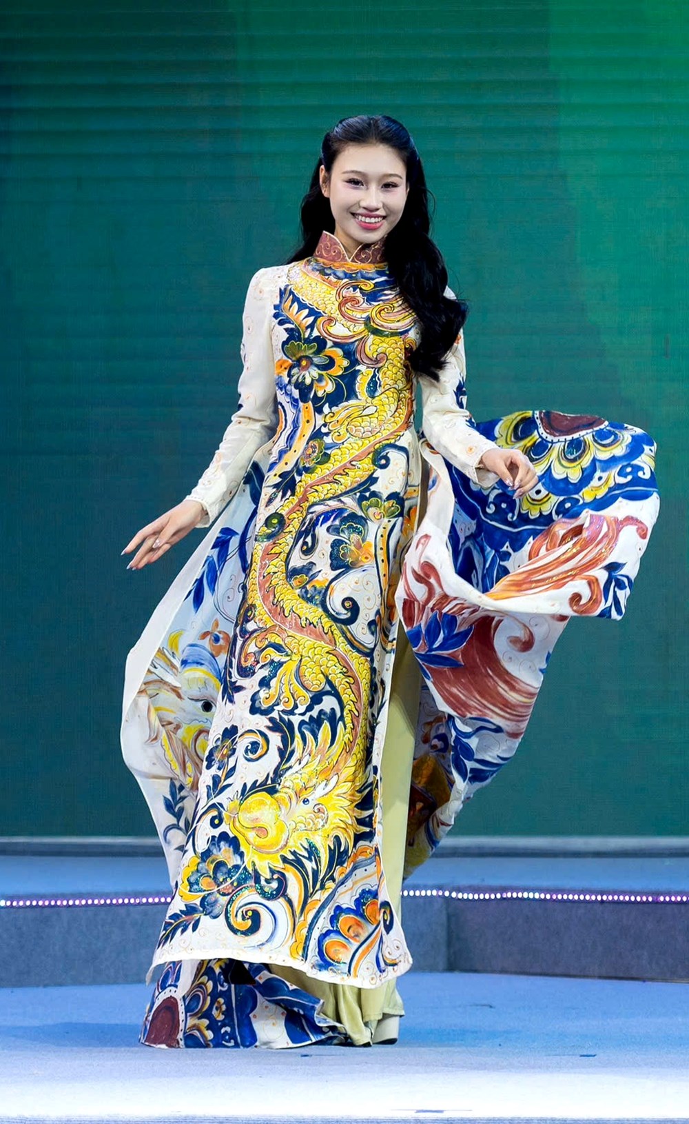 Model Nguyễn Hoàng Mai Linh nổi bật trong bộ sưu tập “Hương sắc Việt Nam” - ảnh 2