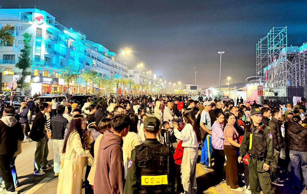 Khoảnh khắc chào năm mới rực rỡ của Quảng Ninh - ảnh 8