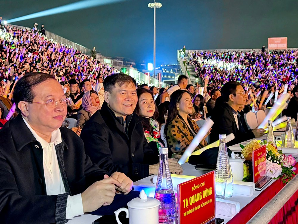 Khoảnh khắc chào năm mới rực rỡ của Quảng Ninh - ảnh 2