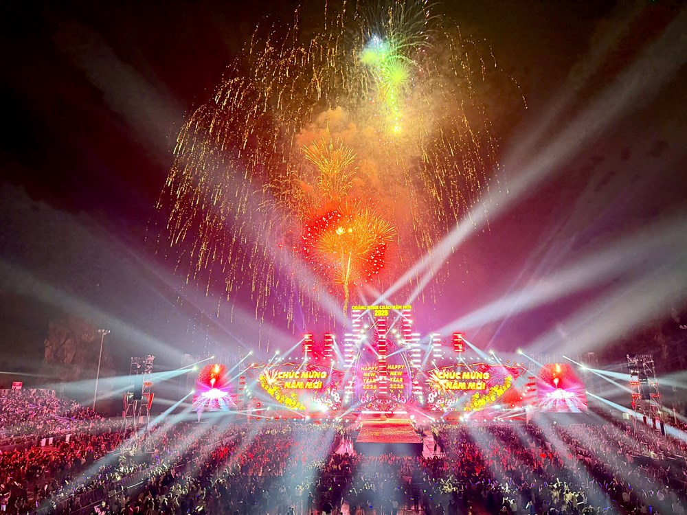 Khoảnh khắc chào năm mới rực rỡ của Quảng Ninh - ảnh 7