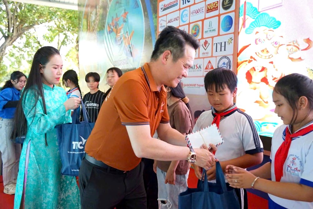 Đem mùa xuân ấm áp tới hàng ngàn trẻ em nghèo tại TP.HCM - ảnh 1