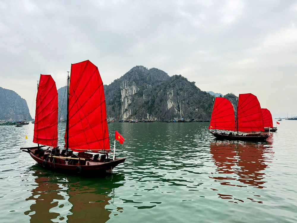 “Cánh buồm đỏ thắm” trên vịnh Hạ Long “gây sốt” - ảnh 2