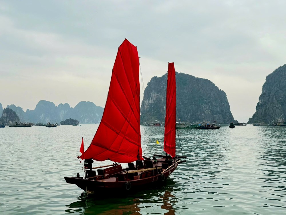 “Cánh buồm đỏ thắm” trên vịnh Hạ Long “gây sốt” - ảnh 3