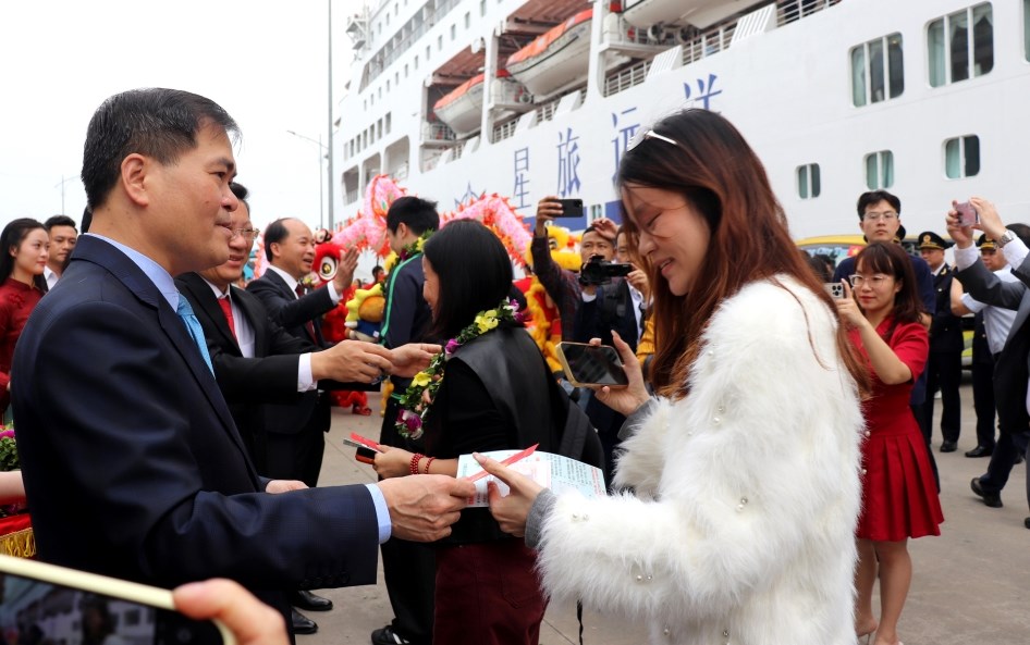 Quảng Ninh đón năm mới bằng “cú chào cảng” ấn tượng - ảnh 1