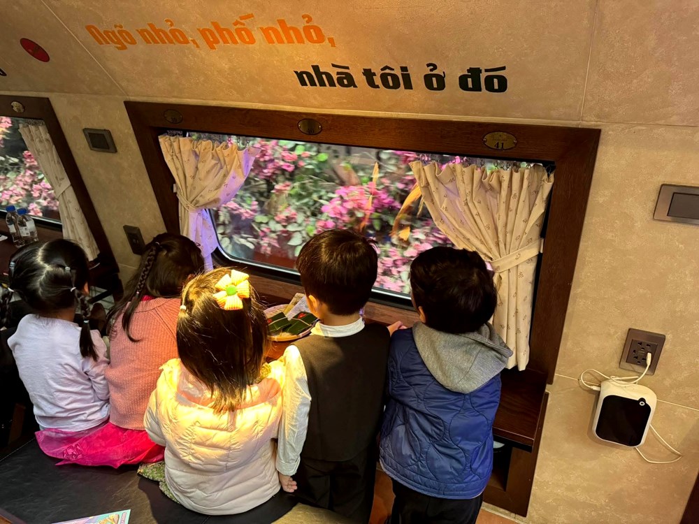 Đoàn tàu “Chở mùa Xuân về” mở hành trình di sản Thăng Long - Kinh Bắc - ảnh 3