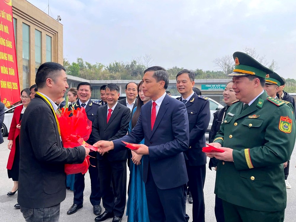 Sôi động hoạt động du lịch ngày mồng 1 Tết ở Quảng Ninh - ảnh 2