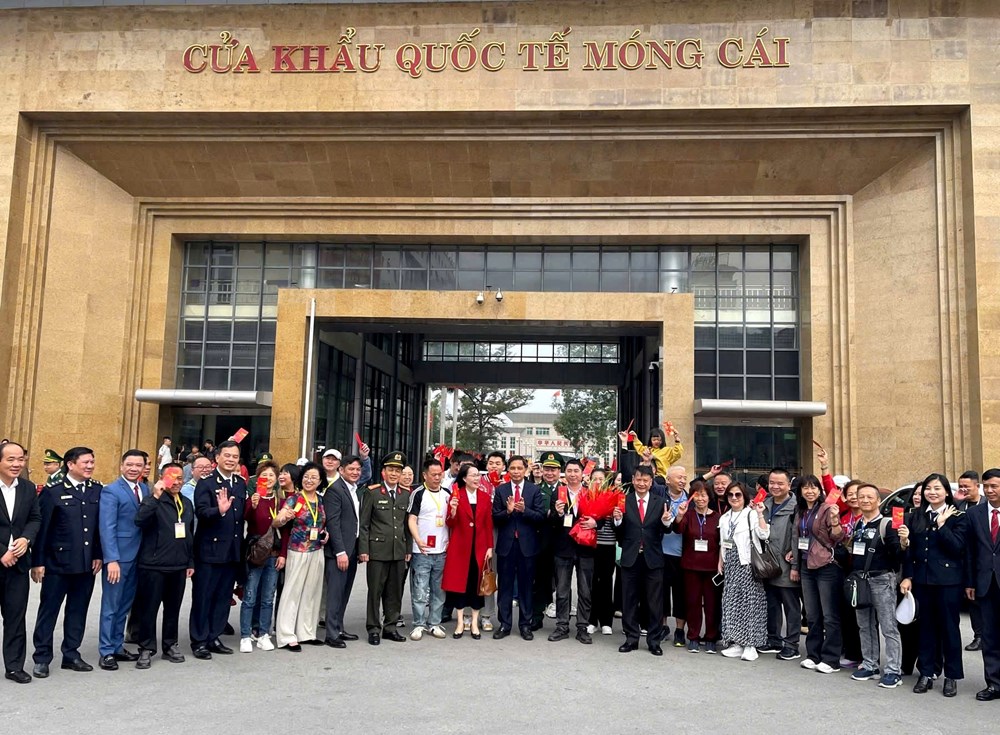 Sôi động hoạt động du lịch ngày mồng 1 Tết ở Quảng Ninh - ảnh 1