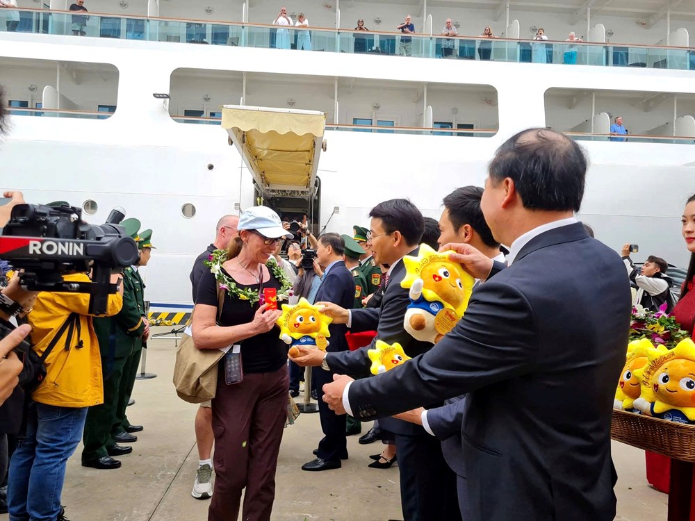 Quảng Ninh đón năm mới bằng “cú chào cảng” ấn tượng - ảnh 3