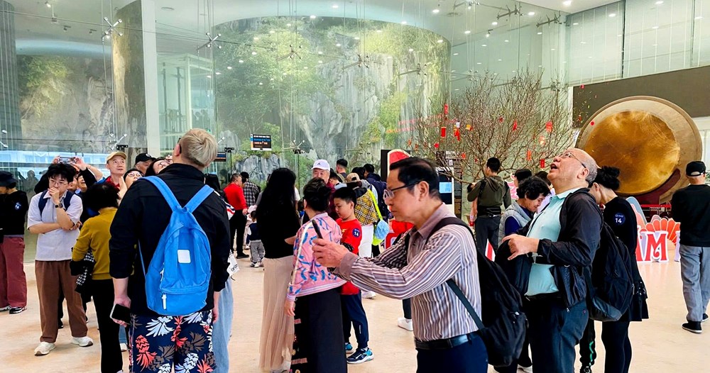 Sôi động hoạt động du lịch ngày mồng 1 Tết ở Quảng Ninh - ảnh 5