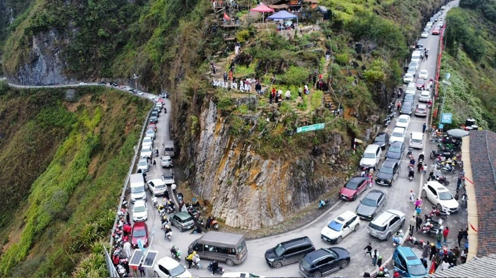 Dốc Thẩm Mã, đèo Mã Pí Lèng tắc nghẹt, khách không tìm được phòng ở - ảnh 1