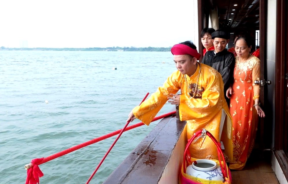 Linh thiêng lễ rước nước đền Rừng - ảnh 2