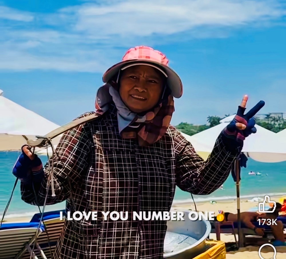 Người bán hàng rong vô tình trở thành “đại sứ du lịch” - ảnh 1