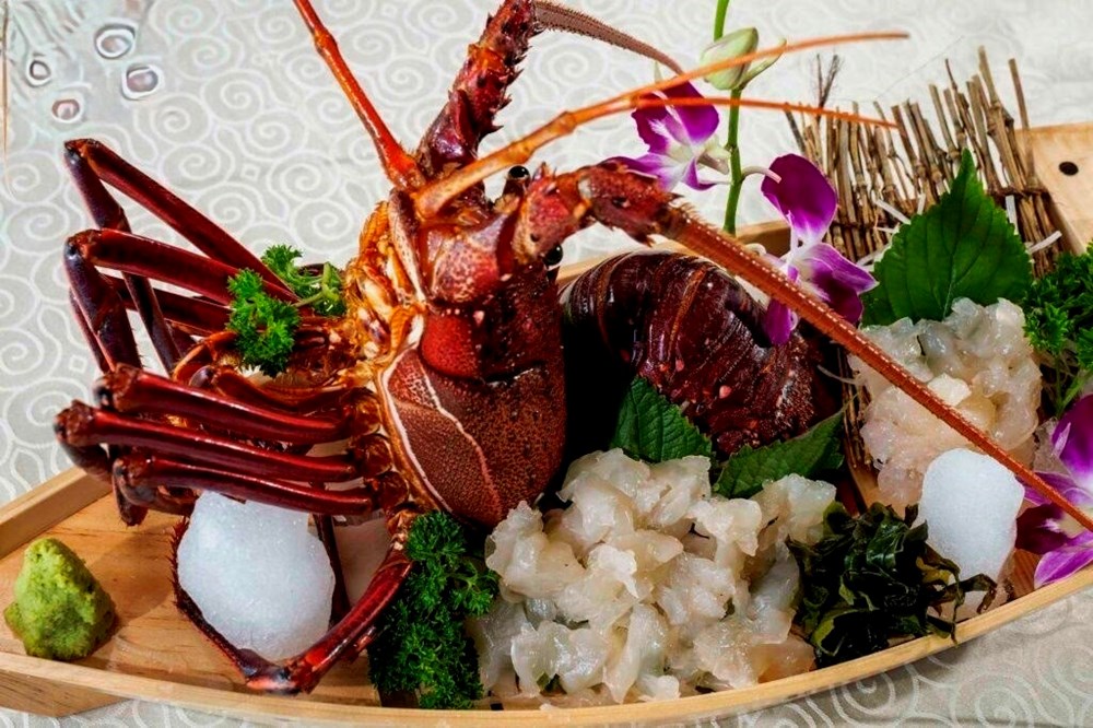 Gỏi tôm hùm trứ danh khiến du khách quốc tế tìm đến Ngự Uyển - ảnh 1