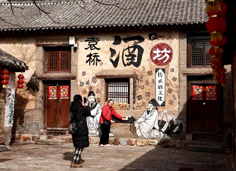 Làng cổ 600 năm tuổi ở Trung Quốc đổi đời nhờ phim ngắn - ảnh 1